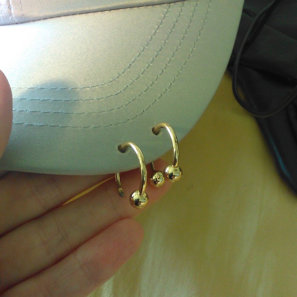 BNWT LADIES/ GIRLS GRAY SATINY HAT W/ GOLD HARDWARE ( FLAW, MISSING A BALL) - Picture 3 of 8
